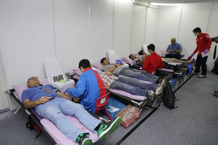 Telkom 60 Tahun,Karyawan Telkom lakukan donor darah (Telkom)