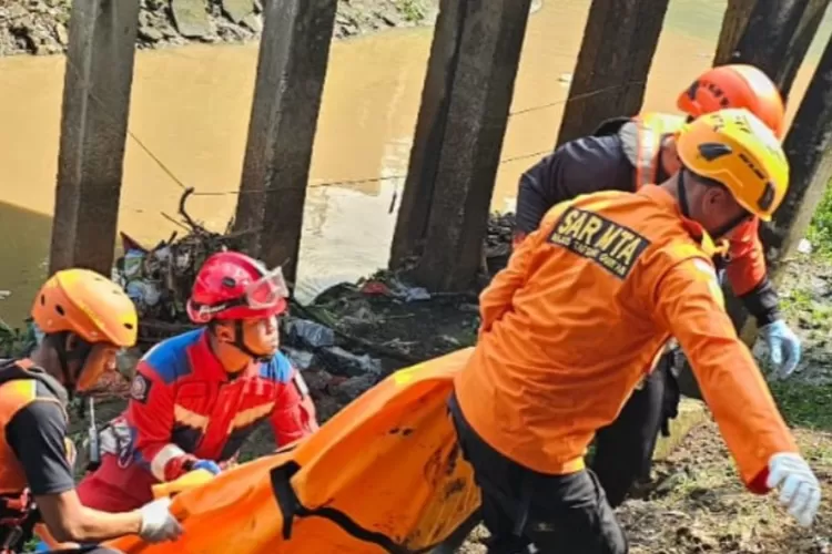 Foto Ilustrasi - Tim forensik kepolisian melakukan tes DNA terhadap jasad pria di sungai Ciliwung yang diduga pegawai Kemendagri yang hilang.  ((Instagram/kantorsar_jakarta))