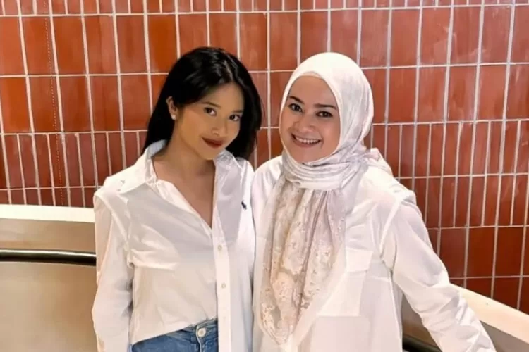 Potret Ikke Nurjanah bersama dengan putrinya, Siti Adira Kania. ((Instagram/ikkenurjanah0518))