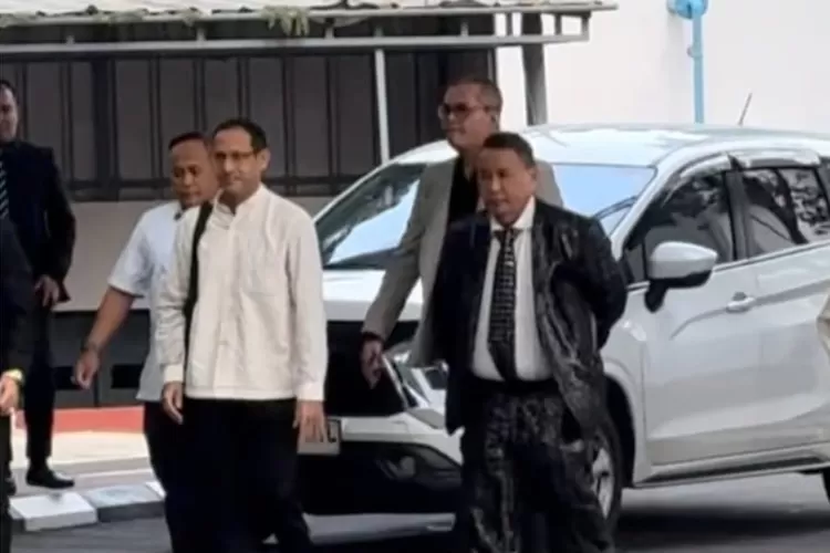 Nadiem Makarim didampingi pengacaranya, Hotman Paris saat jalani pemeriksaan di Kejaksaan Agung (15/7/2025)