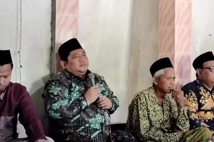 Tangkapan layar saat Ketua DPRD, Zayinul Fata (tengah kiri) menemui guru madrasah di demak yang dituntut Rp25 juta karena diduga menampar murid. ((Instagram/zayinul_fata))