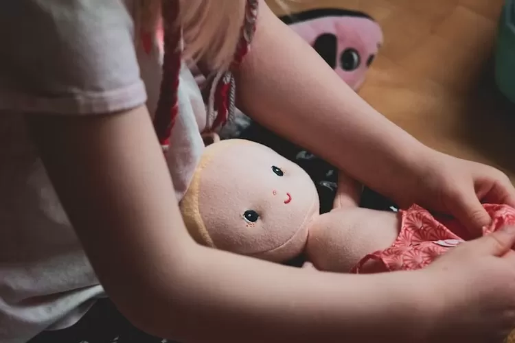 Foto Ilustrasi - Seorang pria ditangkap polisi karena diduga mencabuli keponakannya dan menyebar konten asusila. ((Unsplash/Sigmund))