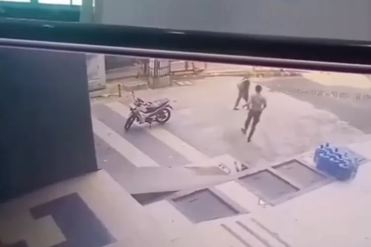 Tangkapan layar rekaman CCTV saat seorang security diduga mendorong pria berkebutuhan khusus di Padang. ((Instagram/volunteer.netizen))