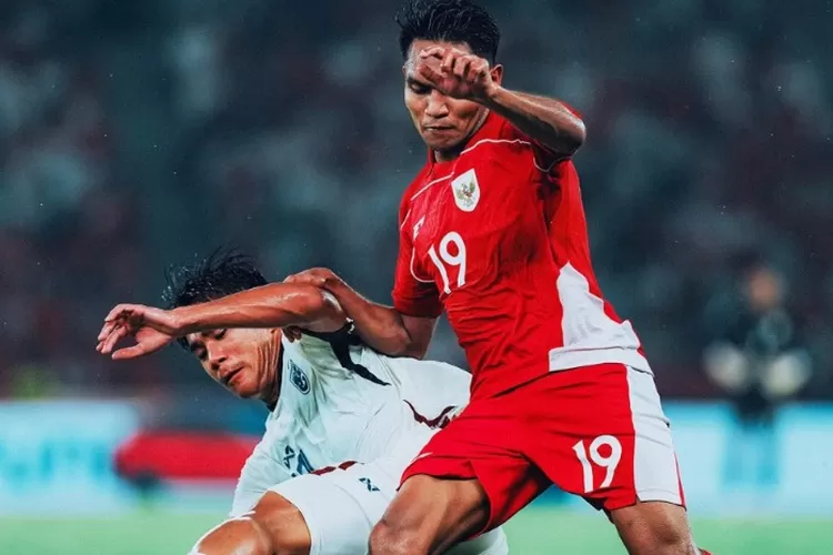 Potret para pemain muda Timnas Indonesia dan Timnas Thailand dalam ajang Semifinal Piala AFF U-23 2025 ( (Instagram.com/@timnasindonesia))