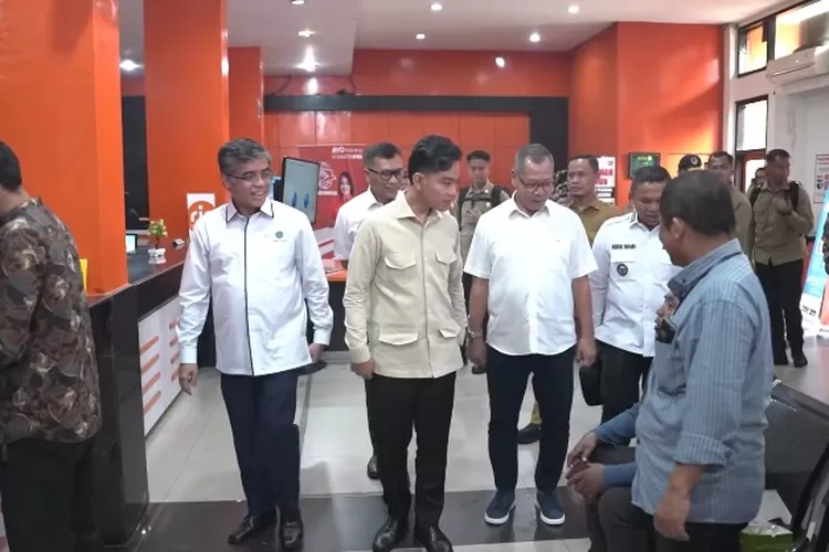 Wakil Presiden RI, Gibran Rakabuming saat meninjau proses penyaluran Bantuan Subisdi Upah (BSU) di Pekanbaru, Riau ( (Youtube/Wakil Presiden Republik Indonesia))