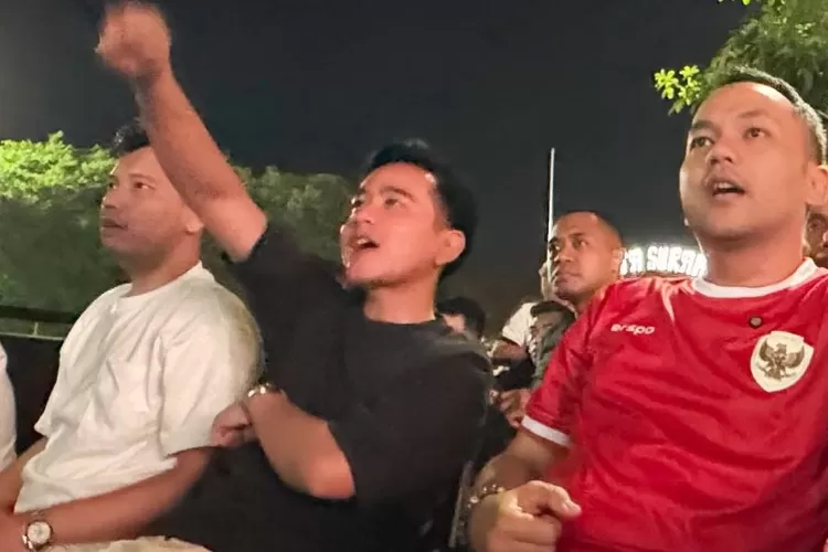 Tangkapan layar saat Wakil Presiden RI, Gibran Rakabuming (tengah) sedang menyaksikan timnas Indonesia vs China di Balai Kota Solo. ((Instagram/gibran_rakabuming))