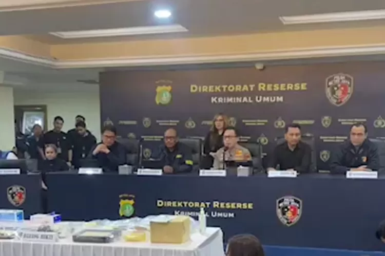 Polisi mengungkap rekaman CCTV menunjukkan bahwa Arya Daru sempat mencoba memanjat pagar rooftop gedung Kemlu sebanyak dua kali. ((Instagram/poldametrojaya))