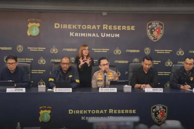 Polisi mengungkap isi email Arya Daru ke badan amal yang berisi soal keinginan lompat dari gedung hingga menenggelamkan diri. ((Instagram/poldametrojaya))