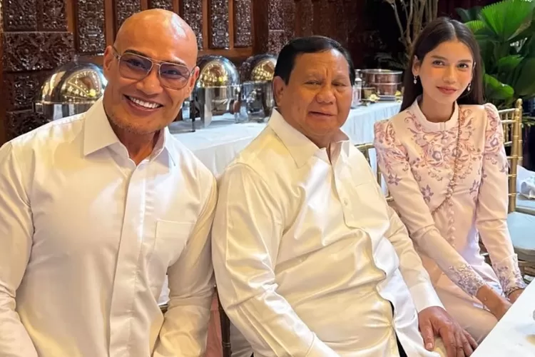 Artis Deddy Corbuzier (kiri) bersama Presiden RI, Prabowo Subianto (tengah).  ((Instagram.com/@mastercorbuzier))
