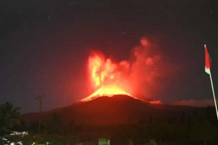 Penampakan erupsi Gunung Lewotobi Laki-Laki pada 1 Agustus 2025. ( (magma.vsi.esdm.go.id))