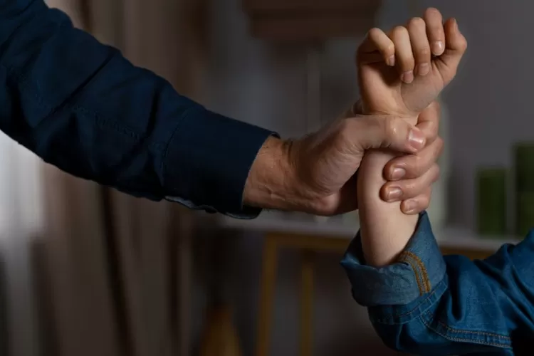 Foto Ilustrasi - Seorang istri mendapati suaminya yang diduga seorang anggota kepolisian sedang selingkuh di kamar. ((Freepik.com))