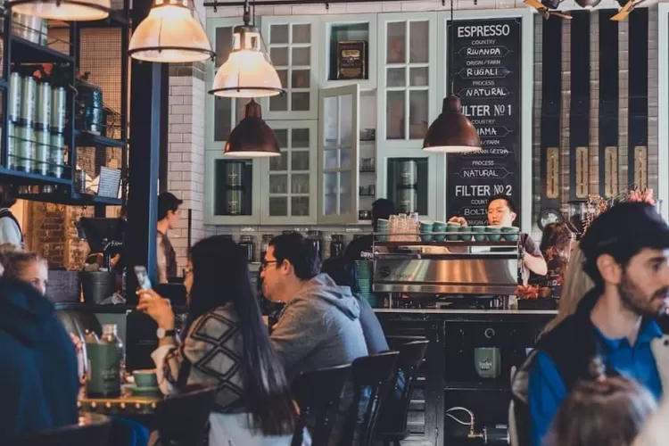 Foto ilustrasi kafe - Respon Istana soal lagu diputar di kafe ((Unsplash/Rod Long))