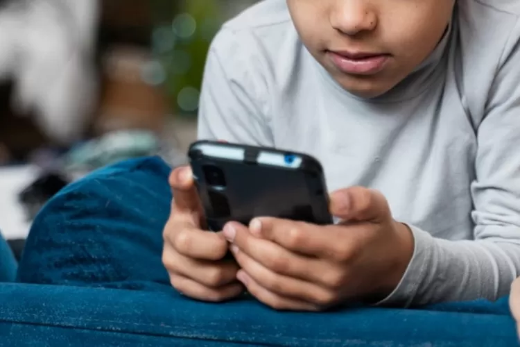 Foto ilustrasi anak-anak yang bermain dengan gawainya - Mendikdasmen Abdul Mu&rsquo;ti soroti penggunaan gawai oleh anak-anak.  ((Freepik/freepik))