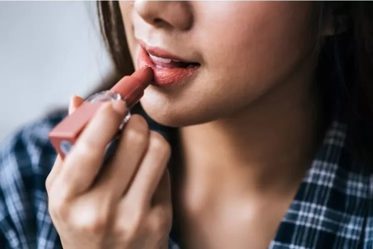 Foto ilustrasi rekomendasi memilih lipstik untuk bibir hitam. ((Freepik/jcomp))