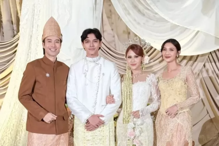 Foto momen pernikahan Nadin Amizah dengan Faishal Tanjung, adik Sheila Dara, yang diunggah oleh Vidi Aldiano.  ( (Instagram/vidialdiano))