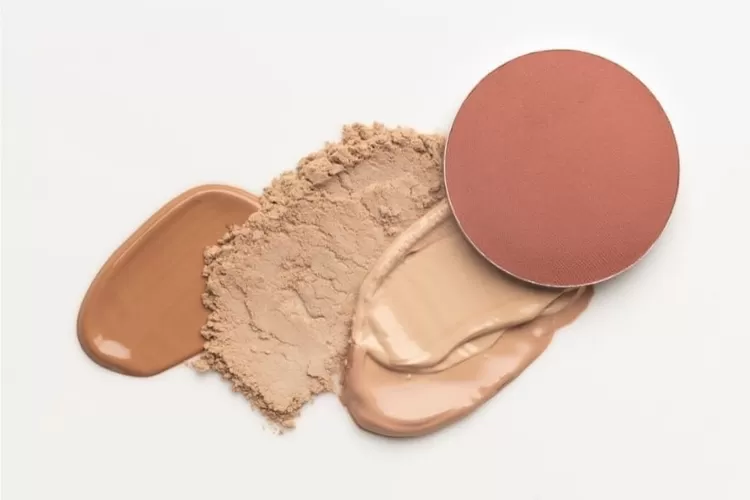 Foto ilustrasi foundation dan cushion yang bisa digunakan oleh remaja ((Freepik/freepik))