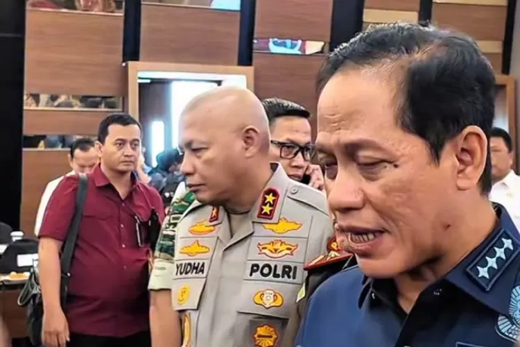 Menteri Lingkungan Hidup, Hanif Faisol (kanan) menyebut bahwa empat hotel di kawasan Puncak, Bogor, terbukti melakukan pelanggaran ketentuan persetujuan lingkungan ((Instagram/kemenlh_bplh))