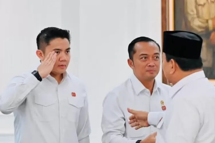 Momen Seskab Teddy Indra Wijaya memberi hormat kepada Presiden RI Prabowo Subianto. ((catatanteddy.id))