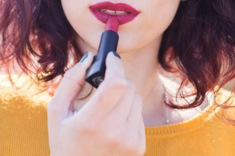 Foto ilustrasi pemakaian lipstik bold untuk mempertegas penampilan ((Freepik/freepik))