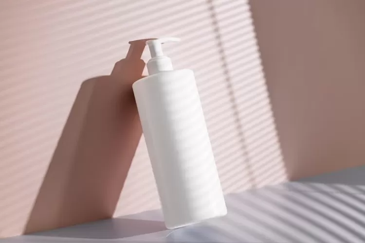 SLS adalah senyawa kimia yang ada di dalam produk perawatan diri yang dinilai memiliki dampak buruk ((Unsplash/andrzejgdula))