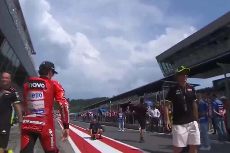 angkapan layar saat Valentino Rossi (kanan) dan Marc Marquez (kiri) berpapasan di MotoGP Austria 2025 ((X/MotoGP))