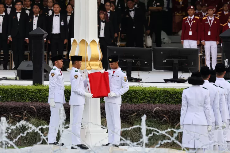 Paskibraka bersiap mengibarkan bendera pusaka dalam upacara perayaan kemerdekaan di Istana Negara (17/8/2025) ((BPMI Setpres))