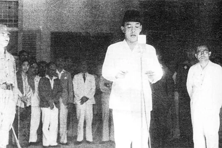 Potret sejarah pembacaan Proklamasi Kemerdekaan Indonesia yang dibacakan Presiden ke-1 RI, Soekarno pada 17 Agustus 1945.  ((X.com/BoudewijnSteur))