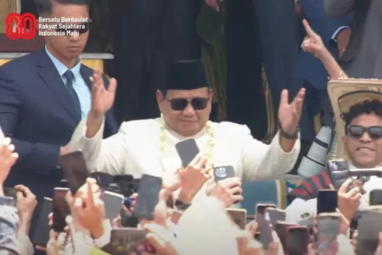 Momen Presiden RI, Prabowo Subianto asyik joget lagu Tabola Bale di momen perayaan HUT RI ke-80. ((YouTube.com / Sekretariat Presiden))