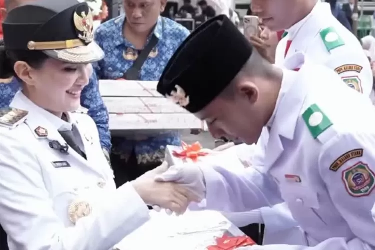 Momen petugas Paskibraka Malut menerima hadiah laptop dan uang saku dari Gubernur Sherly Tjoanda Laos (kiri).  ((Instagram/s_tjo))