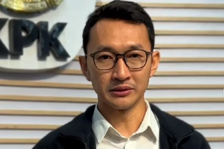 Juru Bicara KPK, Budi Prasetyo beri penjelasan awal kasus OTT Wamenaker Immanuel Ebenezer.  ((Tangkapan layar YouTube KPK RI))