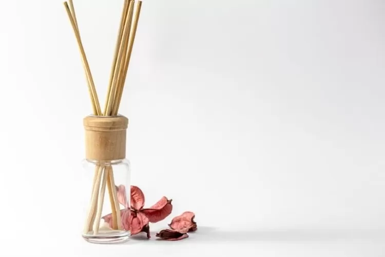 Foto ilustrasi penggunaan reed diffuser untuk menghilangkan bau apek pada ruangan.  ((Freepik/pvproductions))