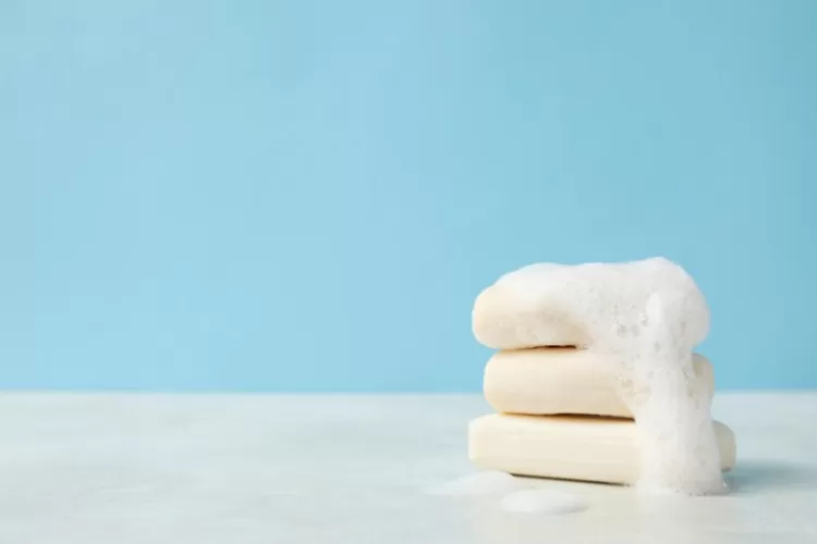 Foto Ilustrasi - Sabun antiseptik adalah salah satu jenis sabun yang mampu melindungi kulit dari kuman dan bakteri. ((Freepik/atlascompany))