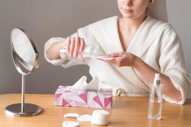 Foto ilustrasi penggunaan micellar water untuk kulit kering. ((Freepik/freepik))