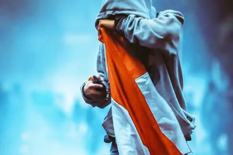 Massa demonstrasi menuntut penghapusan tunjangan DPR saat unjuk rasa di kawasan Gedung Parlemen RI, Jakarta Pusat, pada Senin, 25 Agustus 2025. ((X.com/@MasBRO_back))