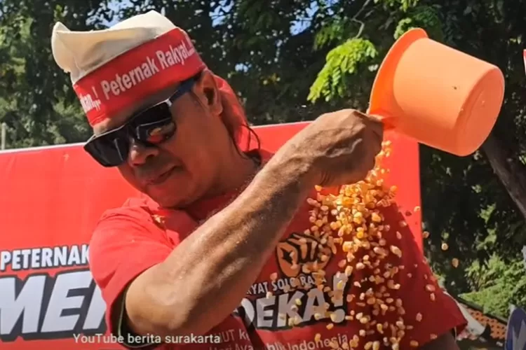 Aksi protes peternak ayam terkait harga pakan jagung yang melonjak di Surakarta, Jawa Tengah, pada Selasa, 26 Agustus 2025.  ((YouTube.com/beritasurakarta))