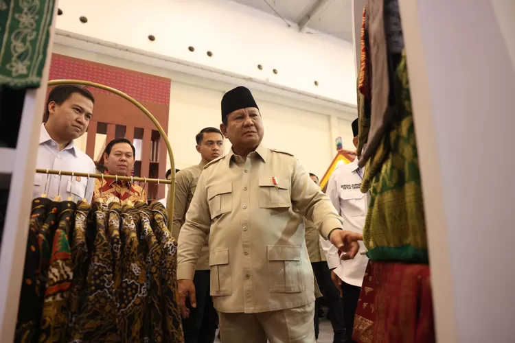 Presiden Parbowo Subianto meninjau pameran produk UMKM di sela-sela acara APKASI (28/8/2025) di Tangerang Selatan. ((BPMI Setpres))