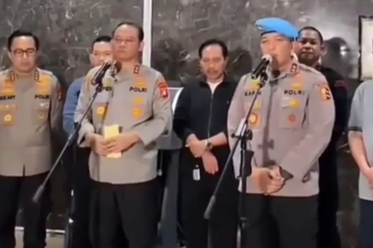 Konferensi pers Kepolisian terkait anggota yang terlibat dalam insiden driver ojol terlindas rantis Brimob. ((X/merapi_uncover))