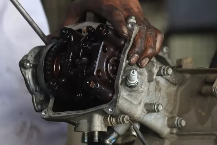 Foto Ilustrasi - Busi menjadi salah satu komponen kendaraan yang kerap dipalsukan.  ((Unsplash/Mufid Majnun))