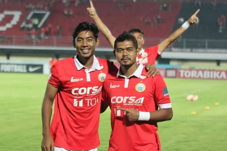 Akun Instagram mantan gelandang timnas Indonesia, Syahroni (kiri), diserbu netizen gara-gara dikira anggota DPR.  ((Instagram/syahroni15))