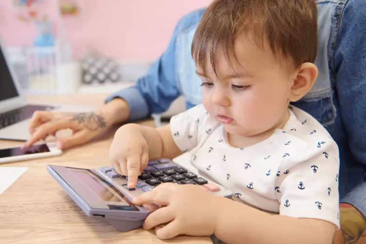 Ilustrasi keluarga muda mempersiapkan biaya finansial untuk masa depan buah hati tercinta ((Freepik.com))