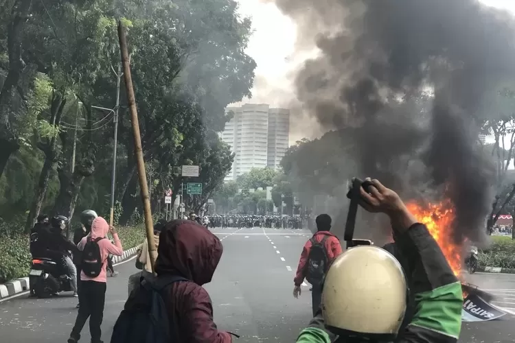 Potret aksi demo di area Gedung DPR dan MPR RI, Jakarta Pusat, pada Kamis, 28 Agustus 2025. ( (Foto: Harianterbit.com/Aldi Tsaqif))