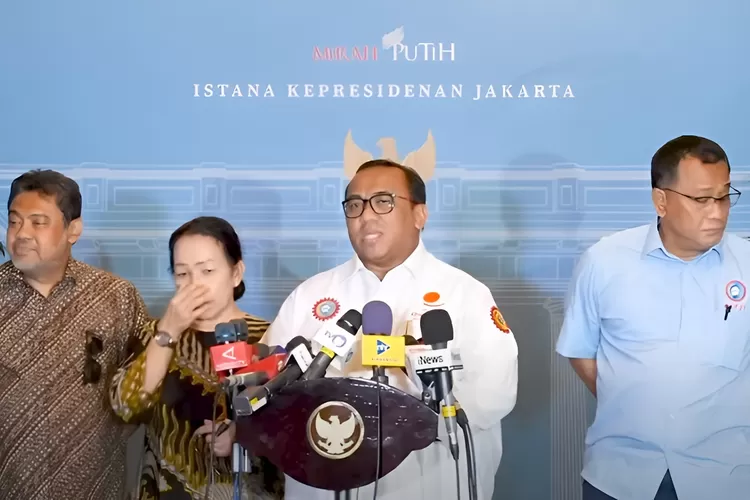 Presiden Konfederasi Serikat Pekerja Seluruh Indonesia (KSPSI), Andi Gani (tengah) bicara terkait dinamika aksi demonstrasi buruh terhadap DPR RI. ((YouTube.com / Sekretariat Presiden))