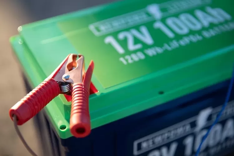 Foto Ilustrasi - Merawat aki mobil adalah langkah untuk mencegah kerusakan dini dan menjaga kenyamanan berkendara. ((Unsplash/newpowa))