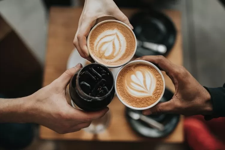 Foto ilustrasi orang-orang yang suka minum kopi.  ((Unsplash/jbhalla28))