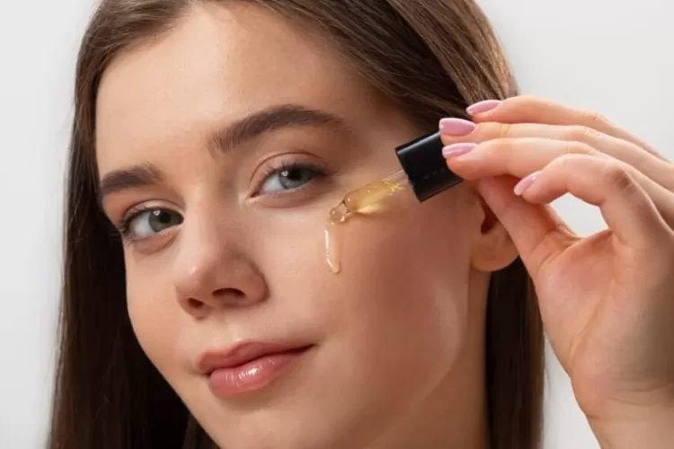 Foto ilustrasi penggunaan serum eksfoliasi untuk merawat kulit wajah.  ((Freepik/freepik))