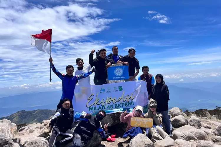 Milad ke-48, Bendera Merah Putih dan BKPRMI Berkibar Gagah di Puncak Gunung Bawakaraeng (Istimewa)