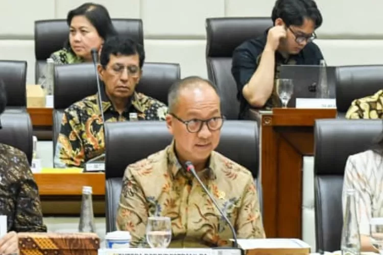 Menperin Agus Gumiwang Kartasasmita memastikan skema subsidi motor listrik 2025 telah siap.  ((kemenperin.go.id))