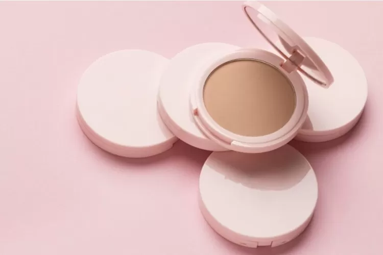 Foto ilustrasi bedak padat atau compact powder untuk kulit berminyak ( (Freepik/freepik))