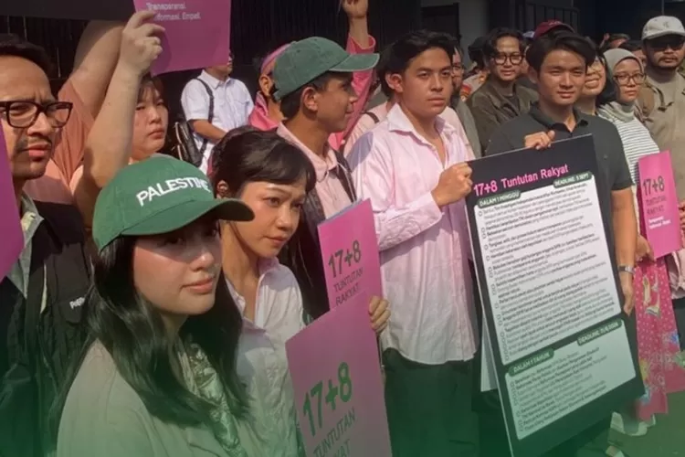 Influencer Fathia Izzati (kedua depan) hingga Jerome Polin saat menyuarakan tuntutan rakyat di Gedung DPR RI, Jakarta, pada Kamis, 4 September 2025 ( (Instagram.com/@kittendust))