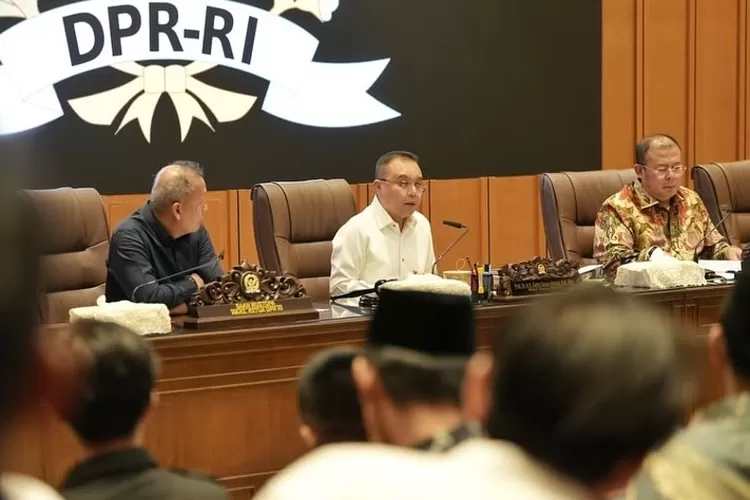 Wakil Ketua DPR RI Sufmi Dasco Ahmad (tengah) memastikan anggota DPR yang dinonaktifkan dipastikan tak lagi menerima gaji dan tunjangan.  ((Instagram/sufmi_dasco))